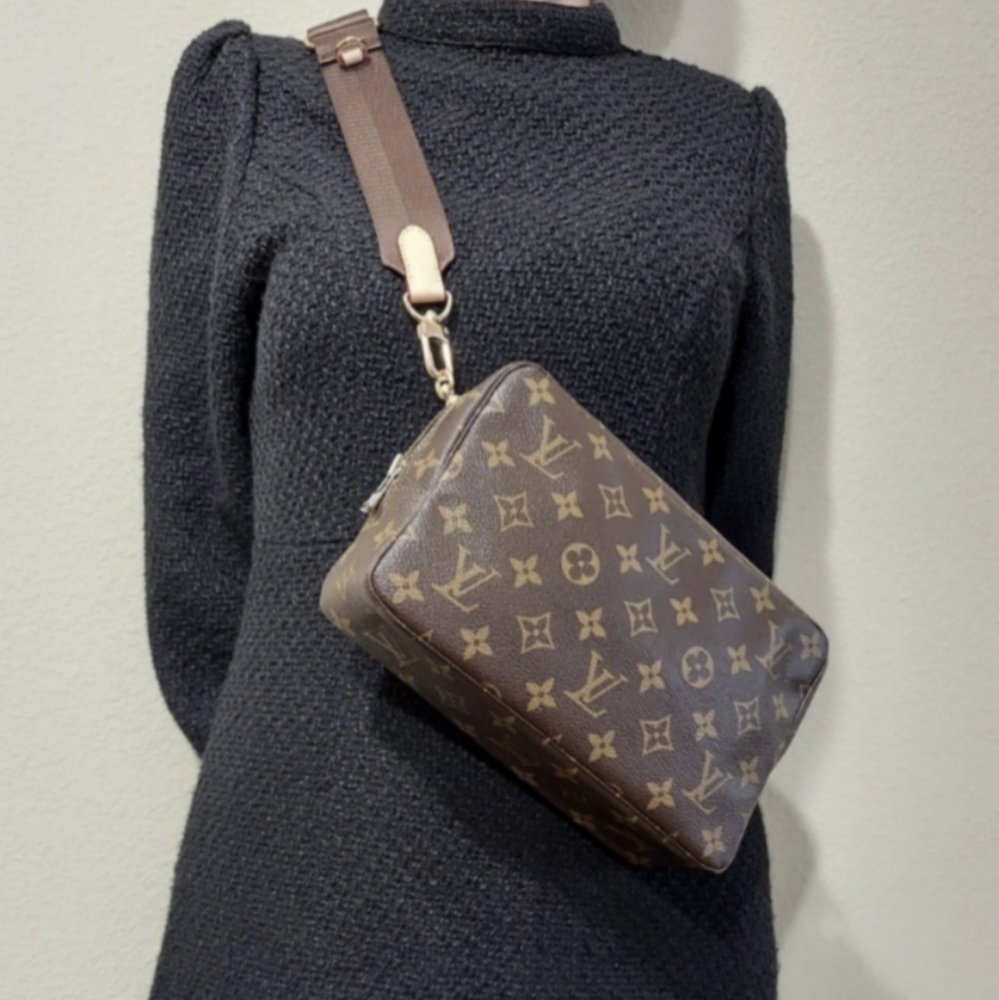 ✨Louis Vuitton✨ monogram trousse 23 clutch converted to crossbody. - Picture 6 of 17